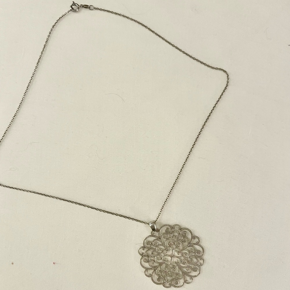 Medallion necklace silver tone